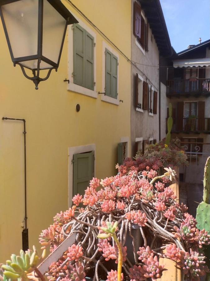 La Tana Dell'Artista Hotel Arco Bagian luar foto